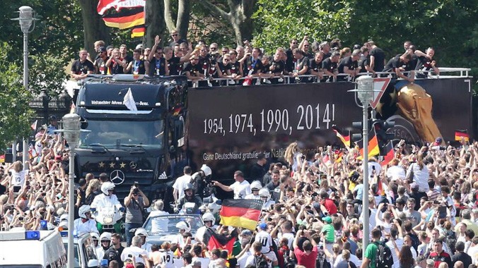 Chiếc xe tải chở tuyển Đức nhích từng vòng bánh trong vòng vây người hâm mộ. Ảnh: Bild 