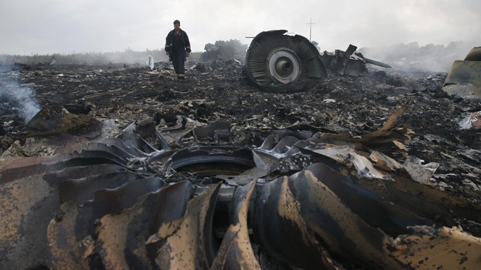 Hiện trường vụ MH17 rơi tại Ukraine. Ảnh: Getty Images 