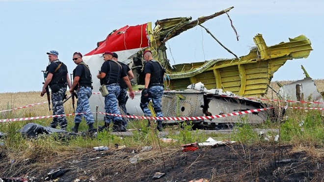 Hiện trường vụ tai nạn MH17 vẫn đang được điều tra. Ảnh: Ria-Novosti 