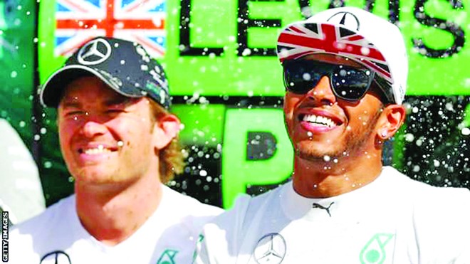 Hamilton (phải) và đồng đội Rosberg tại một giải đua. ảnh: Getty images 