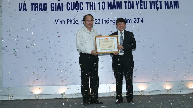 Chánh VP Ủy ban ATGT Quốc gia trao bằng khen cho Honda Việt Nam