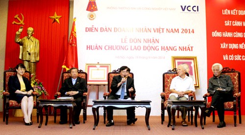  Các diễn giả trao đổi về doanh nhân Việt. Ảnh: VietNamNet