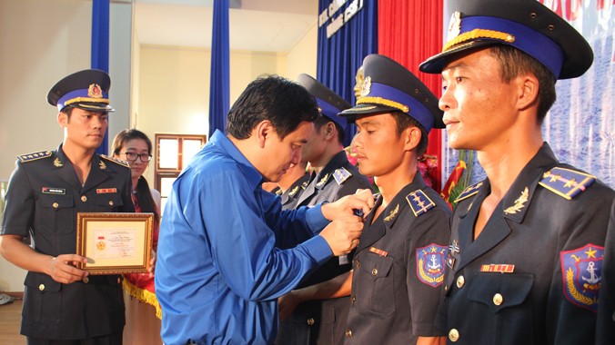  Anh Nguyễn Đắc Vinh gắn Huy hiệu “Tuổi trẻ dũng cảm” cho các gương mặt trẻ ưu tú của lực lượng Cảnh sát biển. Ảnh: Nguyễn Minh
