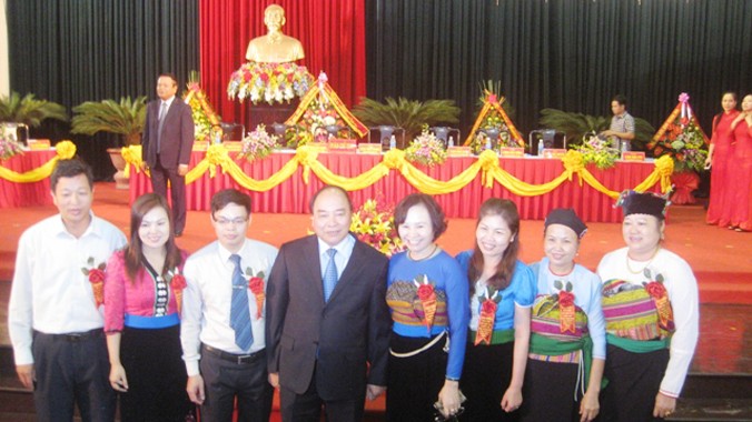 Phó Thủ tướng với đại biểu các dân tộc thiểu số tỉnh Thanh Hóa.