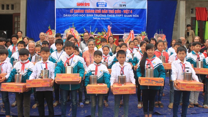Các em học sinh huyện Quan Hóa (Thanh Hóa) nhận quà của các bác Việt kiều tại lễ khánh thành, bàn giao Nhà bán trú Đức - Việt 4. Ảnh: Hoàng Lam.