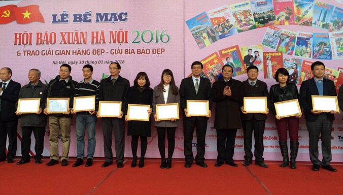 Ban Tổ chức trao giải cho các cơ quan báo chí tại Hội Báo Xuân Bính Thân – Hà Nội năm 2016.