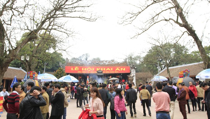 Tuy chưa đến thời điểm phát ấn nhưng đến ngày 20/2, đền Trần đã có khá đông du khách.