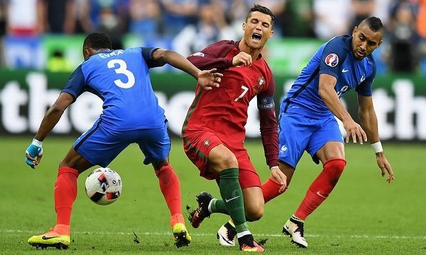  Ronaldo chấn thương nặng sau pha va chạm với Payet.