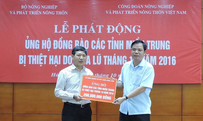 Thay mặt Bộ NN&PTNT, Bộ trưởng Nguyễn Xuân Cường đã trao số tiền ủng hộ đồng bào miền Trung bị lũ lụt 200 triệu đồng qua đại diện Uỷ ban Trung ương MTTQ Việt Nam sáng 18/10.