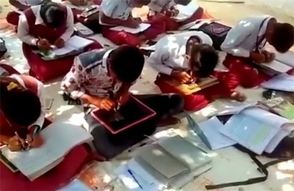 300 em học sinh ở trường Veena Vandini đều viết chữ thành thạo bằng cả hai tay. Ảnh cắt từ clip.