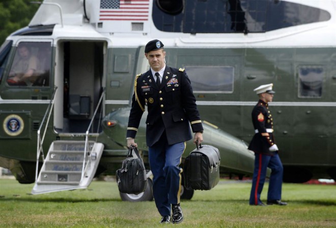 Một sĩ quan mang vali hạt nhân rời trực thăng Marine One. Ảnh: NBC.