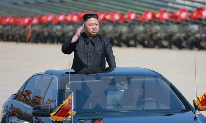 Nhà lãnh đạo Triều Tiên Kim Jong-un kiểm tra một cuộc tập trận bắn đạn thật nhân dịp kỷ niệm 85 năm ngày thành lập Quân đội Nhân dân Triều Tiên (25/4/1932-25/4/2017). Nguồn: Yonhap/TTXVN.