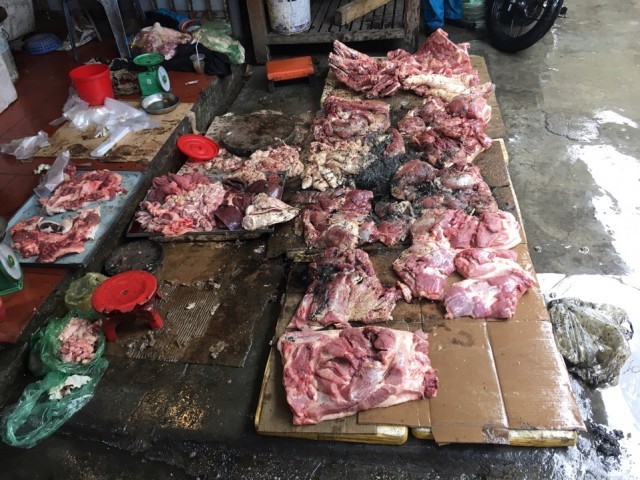 Gần 100kg thịt lợn trị giá 5 triệu đồng bị quăng chất bẩn