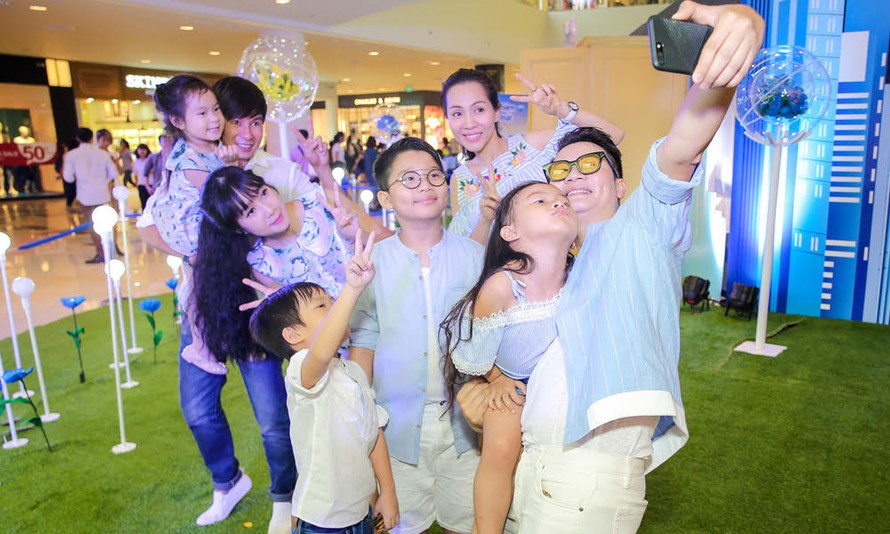 Gia đình Lý Hải nhí nhảnh selfie cùng gia đình Hoàng Bách