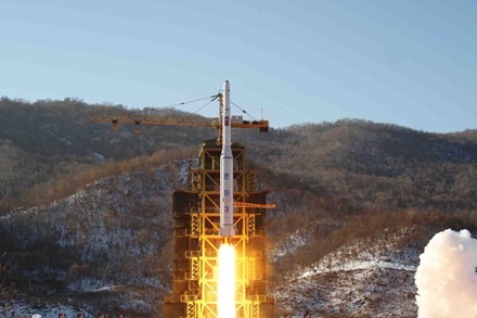 Một tên lửa Triều Tiên rời bệ phóng.