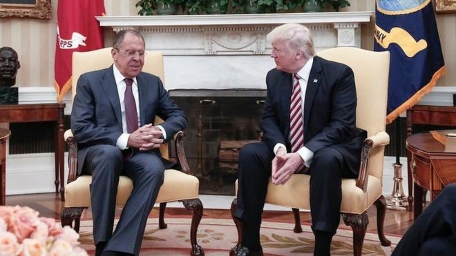 Ngoại trưởng Nga Lavrov (trái) và Tổng thống Donald Trump trong cuộc gặp tại Nhà Trắng. Ảnh: EPA.