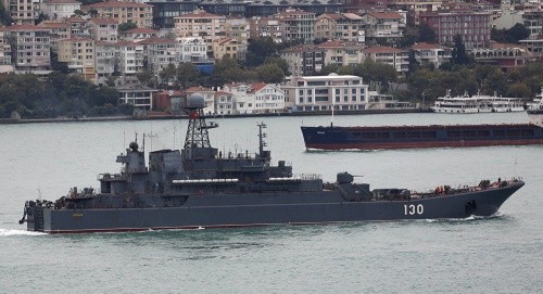 Tàu chiến Nga tại eo biển Bosphorus. Ảnh: Reuters.