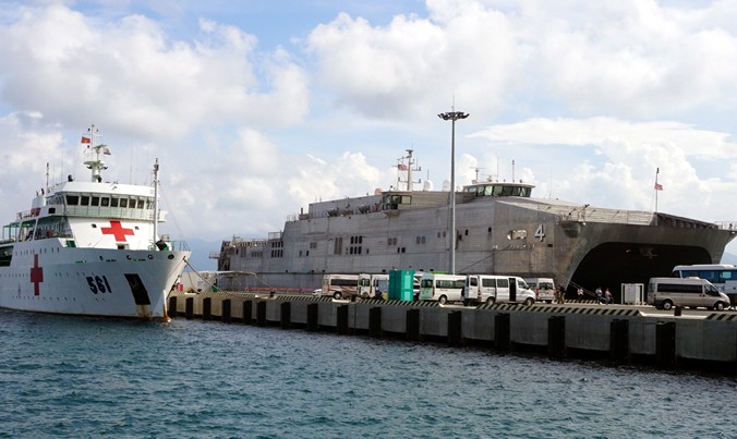 Tàu 561 Khánh Hòa và tàu Fall River tại Cảng quốc tế Cam Ranh.