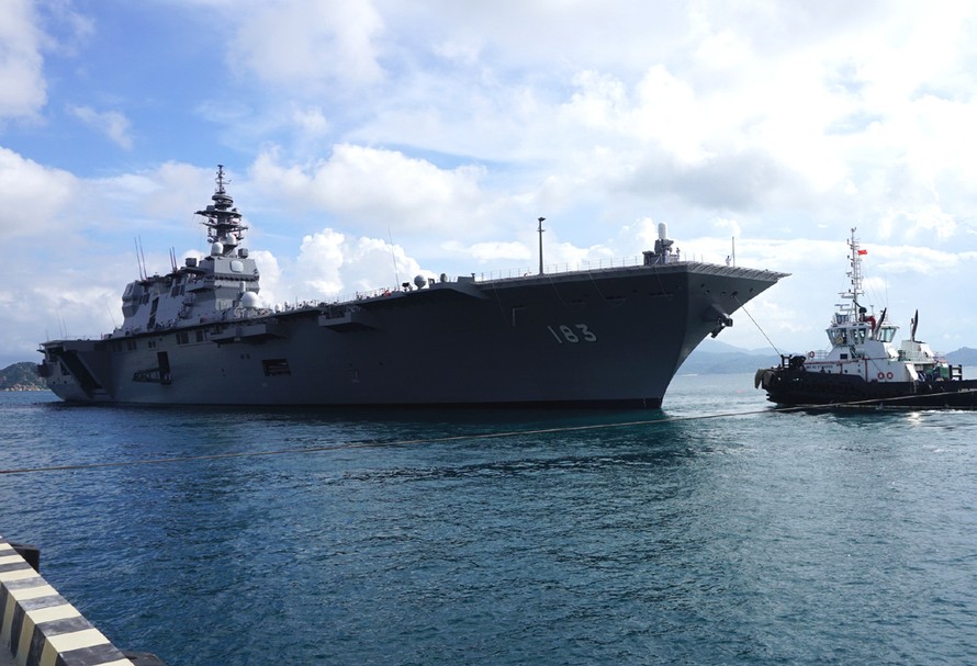 Tàu JS Izumo đang được lai dắt vào Cảng quóc tế Cam Ranh.