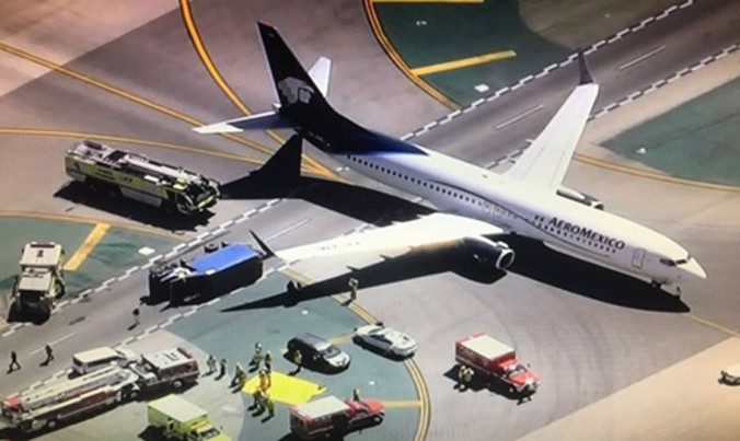 Máy bay Aeromexico va chạm với xe tải tại đường băng sân bay quốc tế Los Angeles. Ảnh: Twitter.