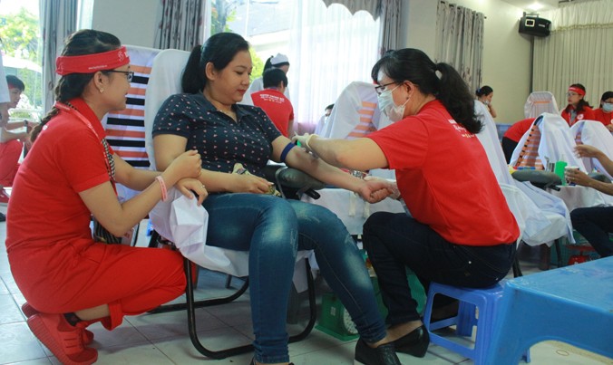 ĐVTN tham gia hiến máu.