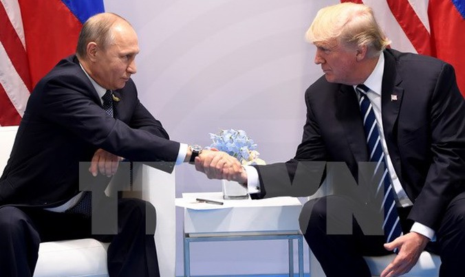Tổng thống Mỹ Donald Trump (phải) và Tổng thống Nga Vladimir Putin (trái) trong cuộc gặp bên lề Hội nghị thượng đỉnh G20 ở Hamburg, Đức ngày 7/7. Nguồn: AFP/TTXVN.