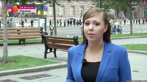 Nữ phóng viên Anna Kurbatova của Kênh truyền hình số 1 của Nga.