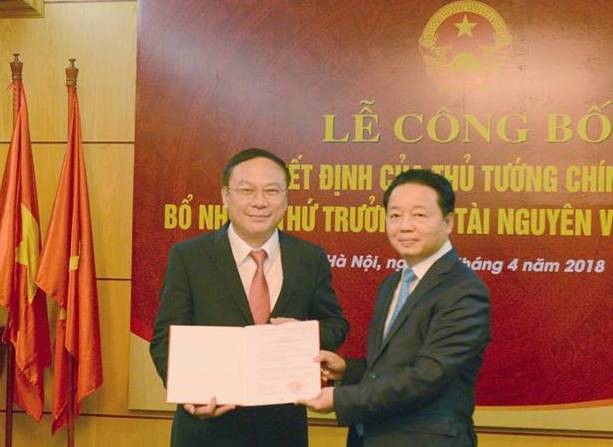 Thừa ủy quyền của Thủ tướng Chính phủ, Bộ trưởng Bộ TN&MT Trần Hồng Hà đã trao quyết định của Thủ tướng cho tân Thứ trưởng Lê Công Thành. Ảnh báo TNMT.