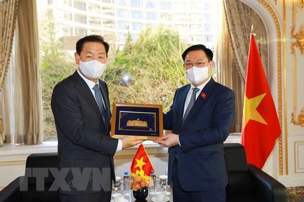 Chủ tịch Quốc hội Vương Đình Huệ tặng quà lưu niệm cho lãnh đạo Công ty Điện tử Samsung (Samsung Electronics). (Ảnh: Anh Nguyên/TTXVN)