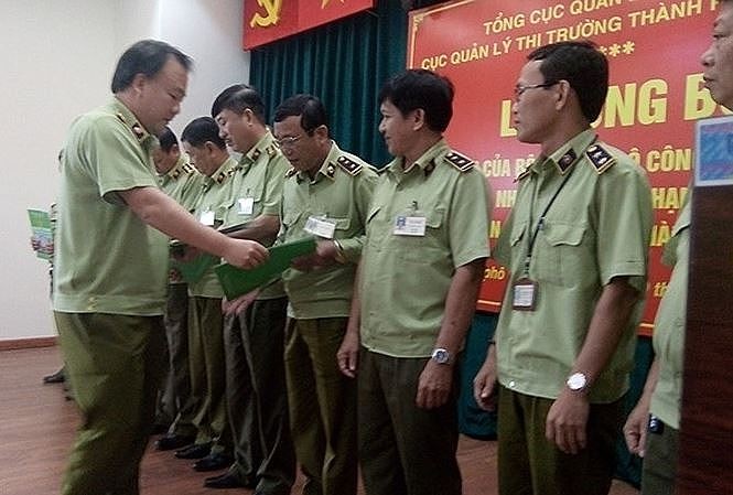 Tổng Cục trưởng Tổng Cục QLTT Trần Hữu Linh trao quyết định bổ nhiệm cho các cán bộ thuộc Cục QLTT TPHCM chiều 19/10