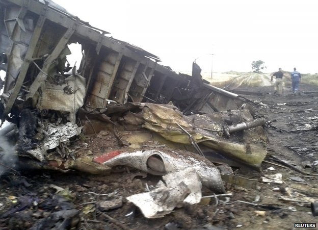 MH17 đã bị gẫy làm đôi trước và bốc cháy