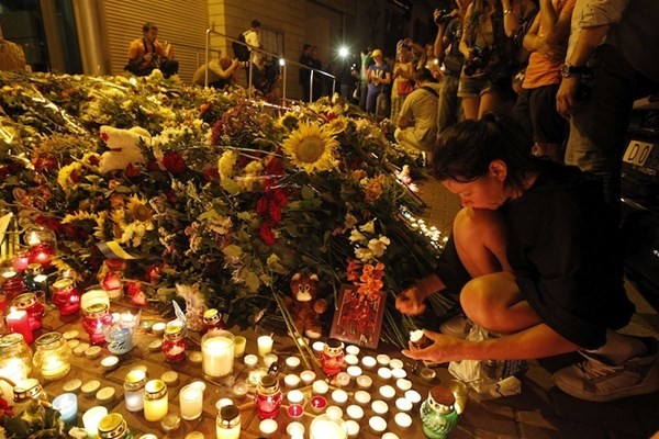 Cầu nguyện cho các nạn nhân MH17 tại Đại sứ quán Hà Lan ở Kiev