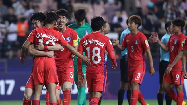 Thắng trận ra quân, HLV U20 Hàn Quốc cảm tạ CĐV