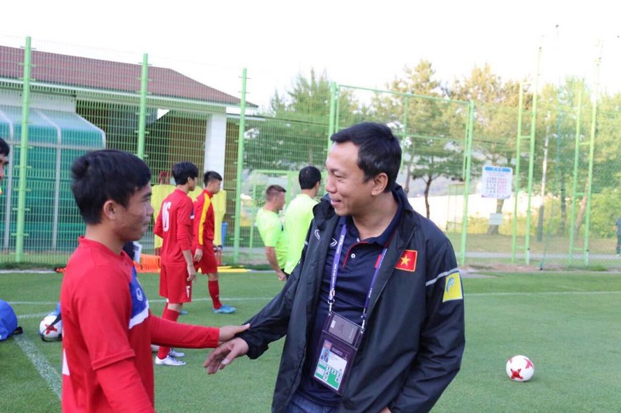 Phó Chủ tịch VFF Trần Quốc Tuấn động viên cầu thủ U20 Việt Nam ở Hàn Quốc.