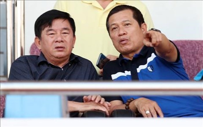 Phó ban Trọng tài VFF Dương Văn Hiền tự phân công mình làm giám sát trận đấu, bất chấp việc bị VPF từ chối.