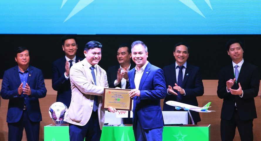 Chủ tịch HĐQT VPF Trần Anh Tú trao tặng bảng danh vị cho Phó chủ tịch HĐQT kiêm TGĐ Bamboo Airways Đặng Tất Thắng. (ảnh Anh Quyết)