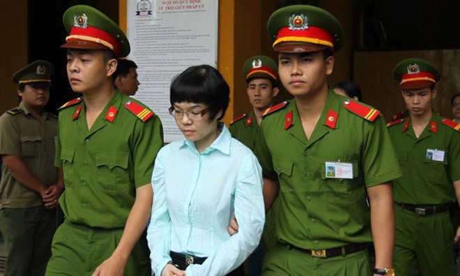 Bị cáo Huỳnh Thị Huyền Như được áp giải đến Tòa án Nhân dân Thành phố Hồ Chí Minh để xét xử. (Ảnh: Thanh Vũ/TTXVN)