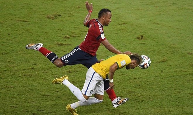 Pha vào bóng của Zuniga khiến Neymar dính chấn thương - Ảnh: Eurosport. 