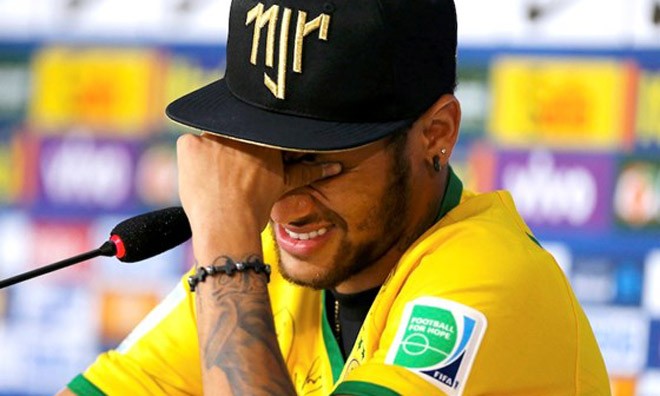 Neymar rớt nước mắt nhớ lại cú thúc gối kinh hoàng