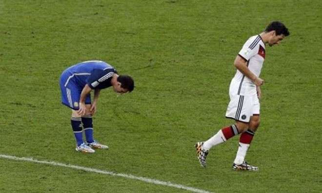 Messi gập người nôn trên sân trong trận chung kết diễn ra rạng sáng nay-