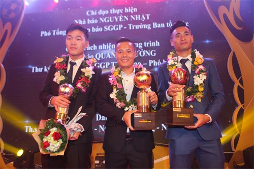 Đây là lần thứ 4, Thành Lương đoạt danh hiệu Quả bóng Vàng Việt Nam. Ảnh: Vnexpress