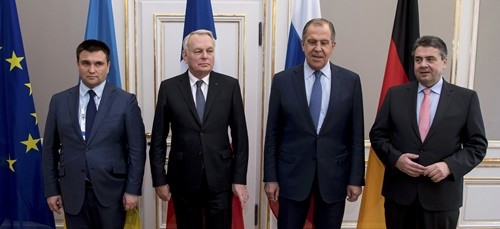 Từ trái sang, ngoại trường các nước Ukraine, Pháp, Nga và Đức chụp ảnh chung tại Diễn đàn An ninh Munich lần thứ 53, Đức, ngày 18/2. Ảnh: Reuters.