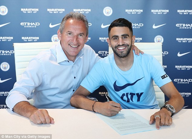 Riyad Mahrez đặt bút ký vào hợp đồng với Man City trước sự chứng kiến của Giám đốc thể thao Txiki Begiristain 