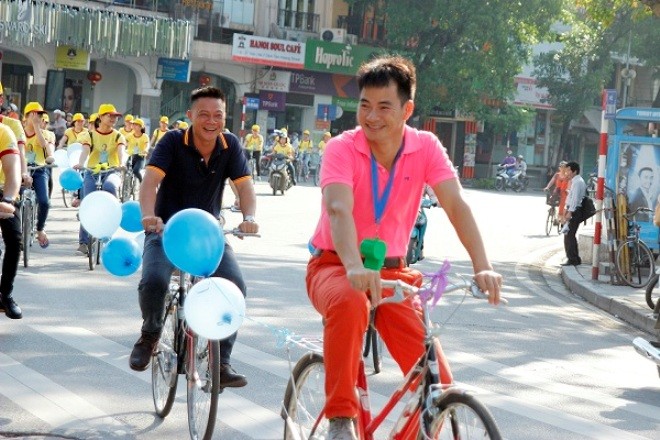 Nghệ sĩ hài Xuân Bắc cùng nhiều bạn trẻ tình nguyện đạp xe đồng hành hưởng ứng chương trình “Tỏa sáng nghị lực Việt”