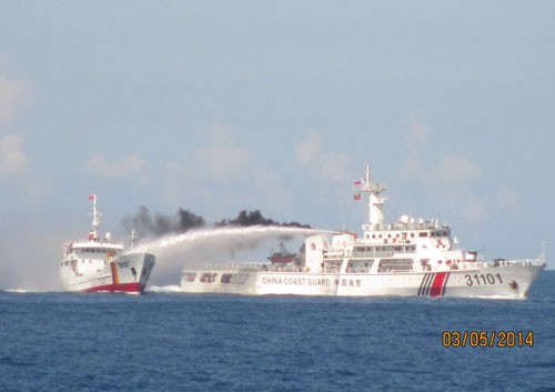 Tàu Trung Quốc dùng vòi rồng công suất cao phun nước vào tàu Cảnh sát biển Việt Nam ngày 3.5 vừa qua - Ảnh tư liệu