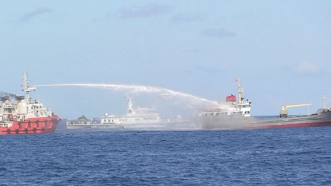 Tàu Trung Quốc liên tục tấn công tàu chấp pháp của Việt Nam Ảnh: Cảnh sát biển cung cấp.