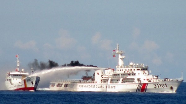 Tàu Trung Quốc hung hãn phun vòi rồng vào tàu Việt Nam gần khu vực đặt giàn khoan Hải Dương 981 trái phép
