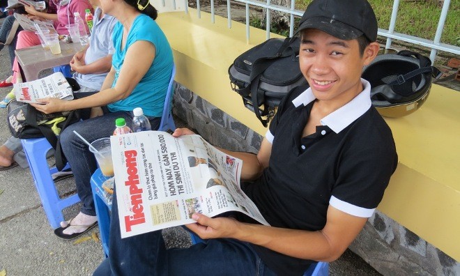 Anh Văn Hùng, người nhà thí sinh, vui cười khi nhận báo Tiền Phong