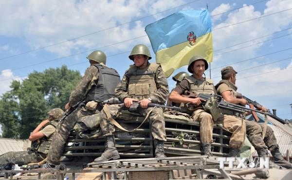 Binh sĩ Ukraine tuần tra tại thành phố miền đông Seversk ngày 12/7. 