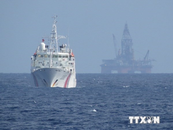 Tàu Trung Quốc bảo vệ giàn khoan Hải Dương-981 hạ đặt trái phép trong vùng đặc quyền kinh tế, thềm lục địa của Việt Nam. (Nguồn: TTXVN)
